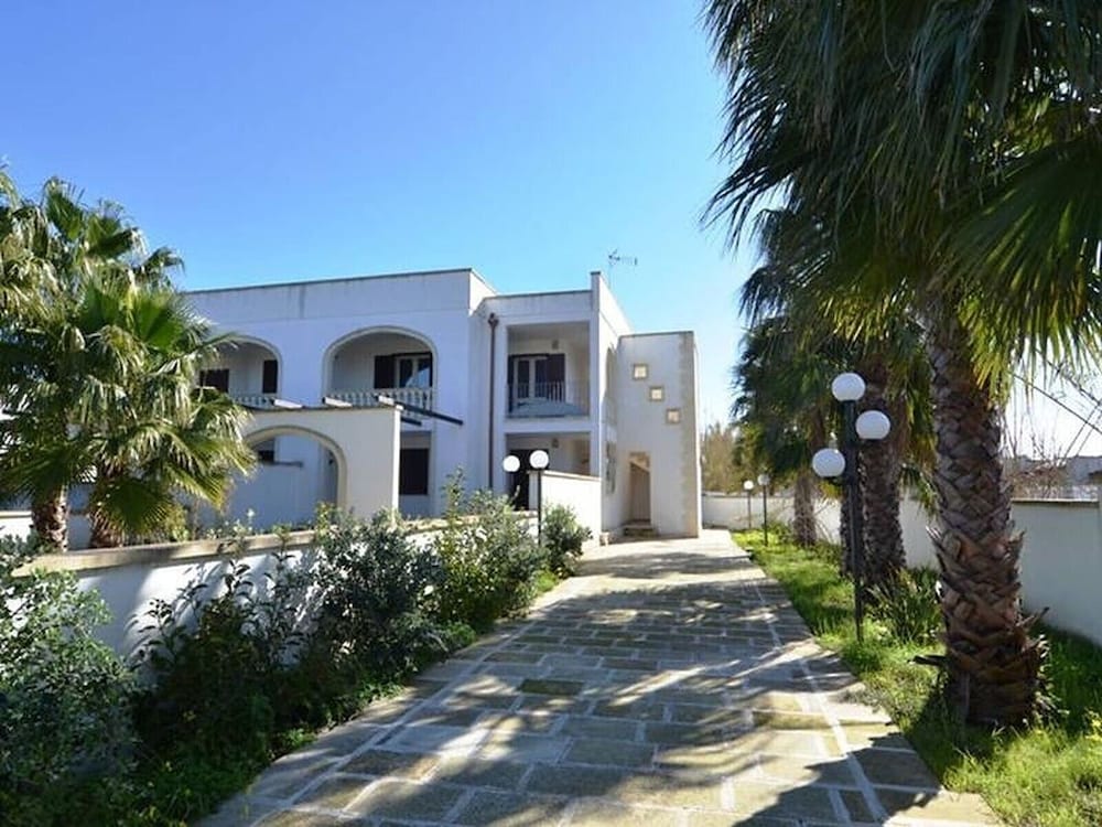 Air-conditioned Apartment Near The Beach With Spacious Balcony & Garden, Pets
