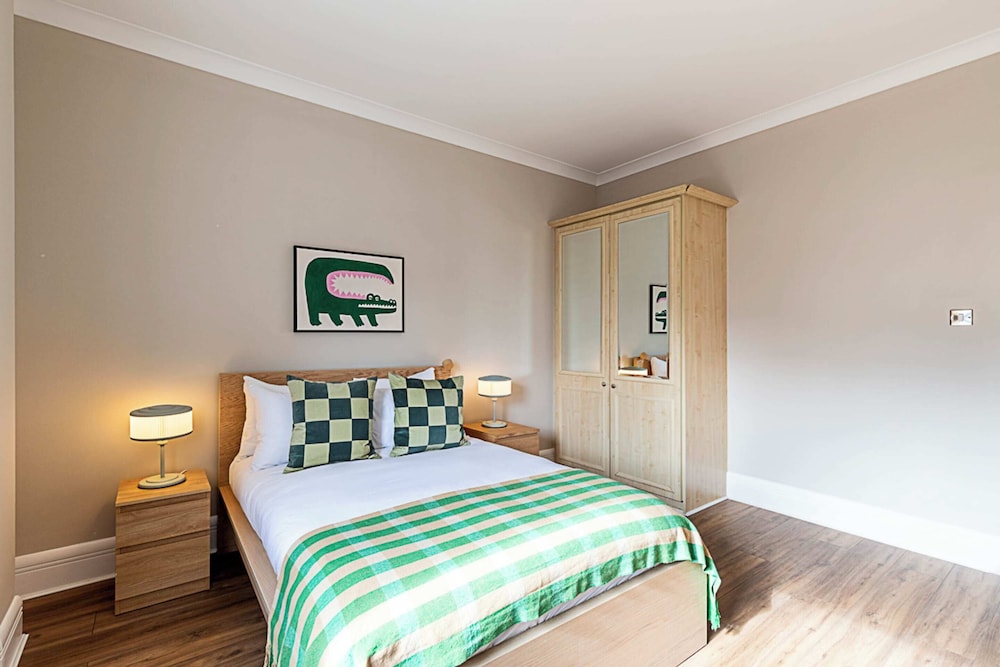 Bright and Stylish Riverside Haven in Canary Wharf