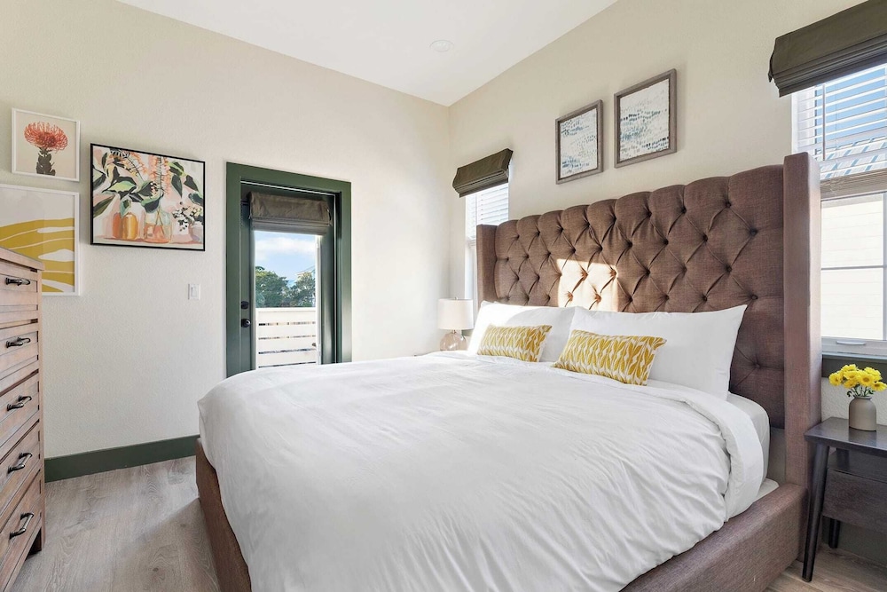 Sleeps 18! 7bdr, Backyard Pool, Walk to Beach Miramar Beach Jewel by Avantstay