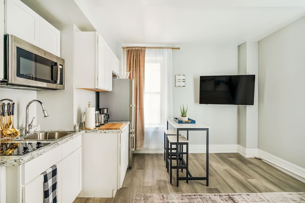 73-320 New 1BR 1bth UWS Doorman Gym
