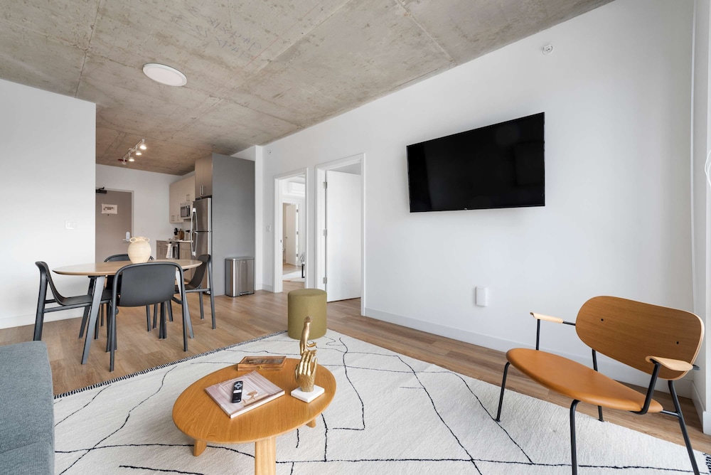 Modern 4BR Free Pkg Near Train Dining