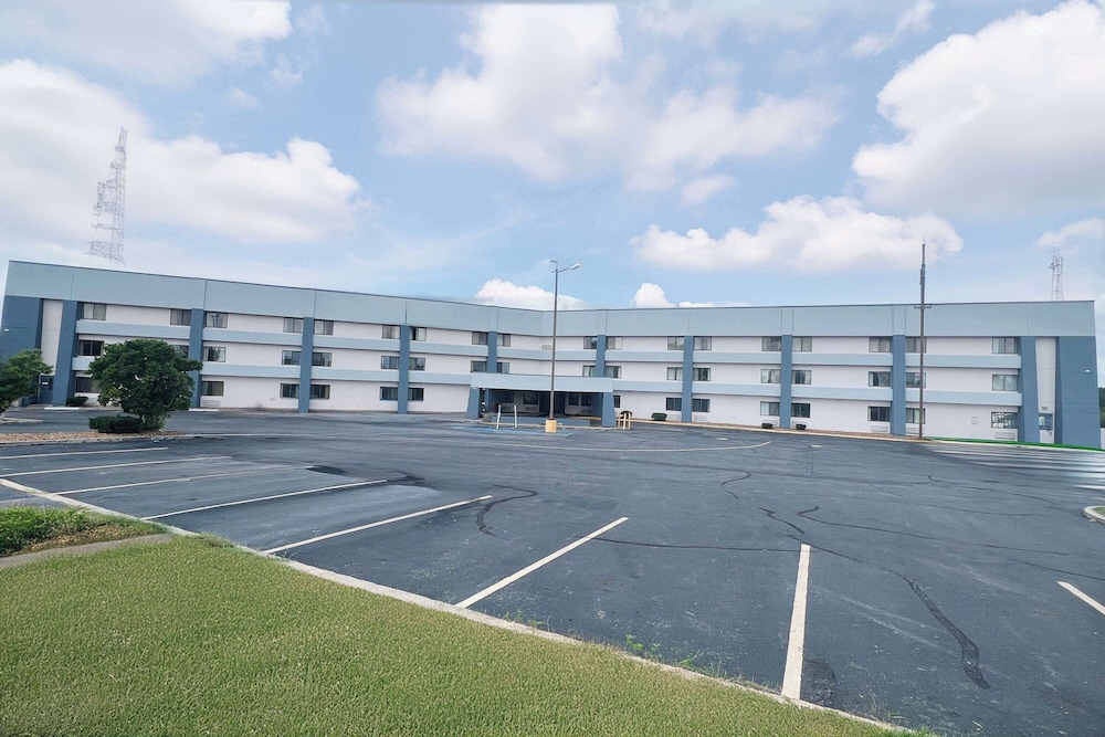 Hotel Baymont by Wyndham Columbia, MO - Image 1