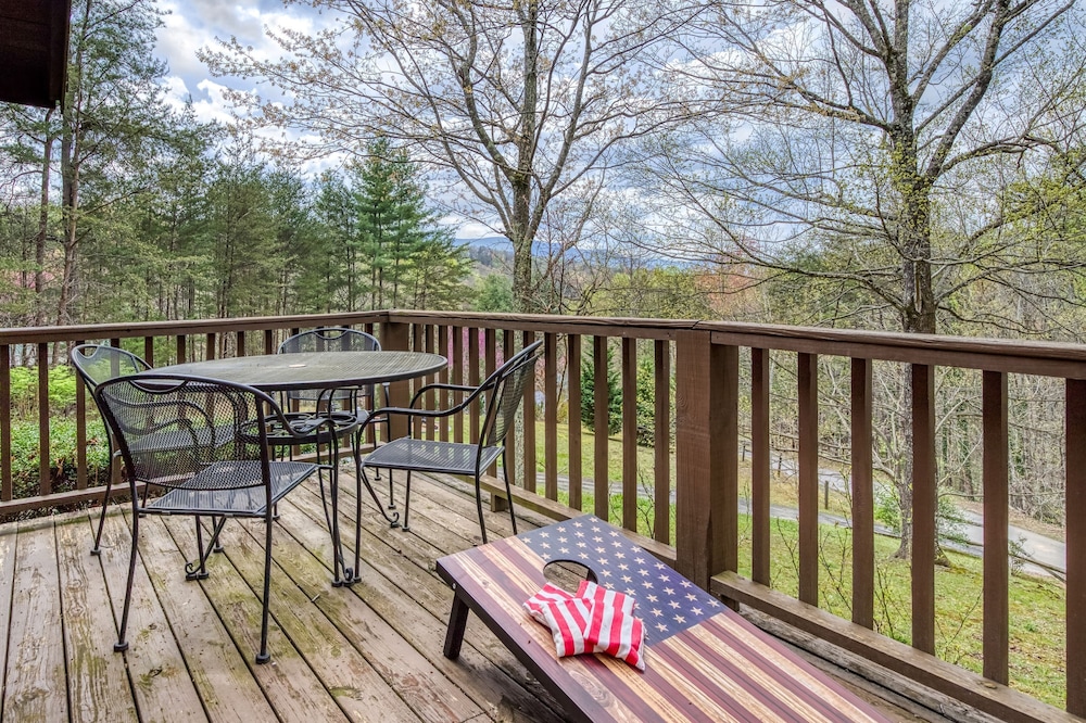 Fantastic Pet Friendly Cabin Hot Tub Fire Pit