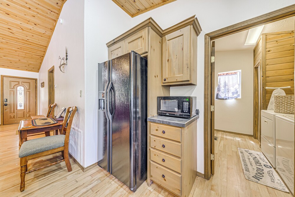 < 2 Mi to Midtown Ruidoso: Forest-view Sanctuary!