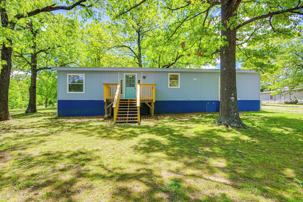 4 Mi to Bennett Spring SP: Dog-friendly Home!