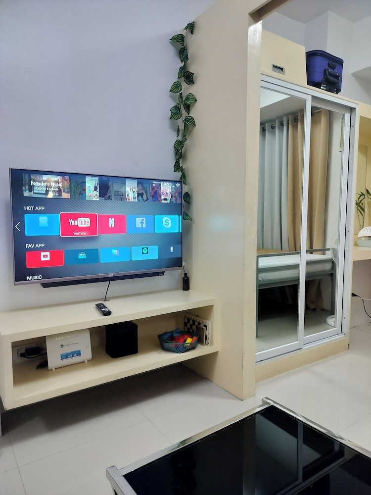 Cozy Quezon City Condo With Private Pool & Elevator Access