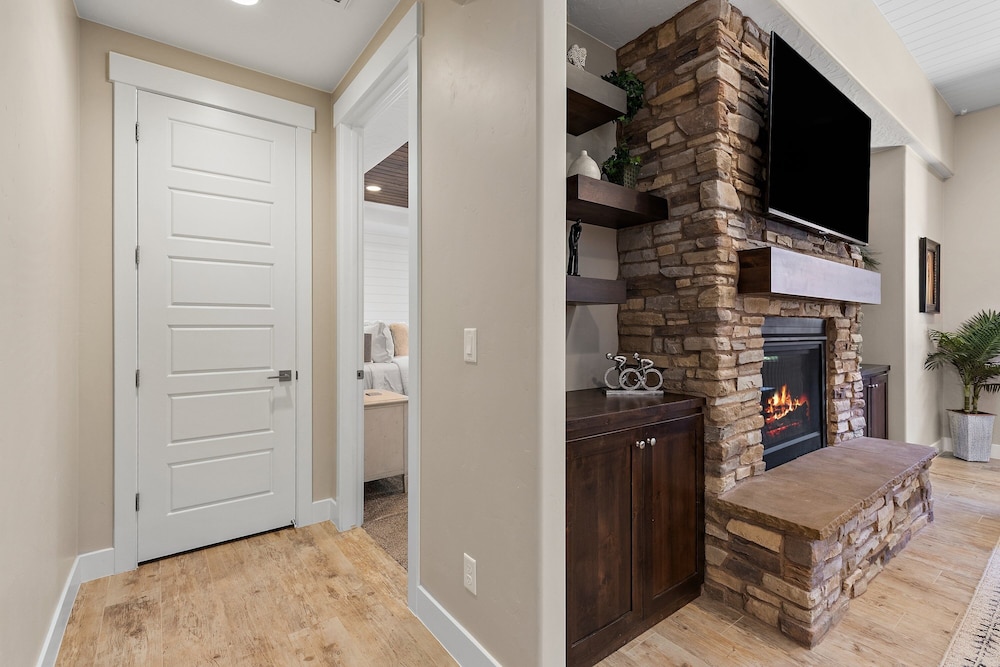 Hurricane Falls Pool, Hot Tub Plus Dog Friendly! 4 Bedroom Home