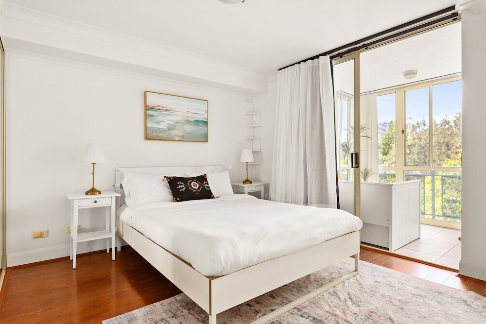 Green Views & Great Location: Inner-city 1-bed