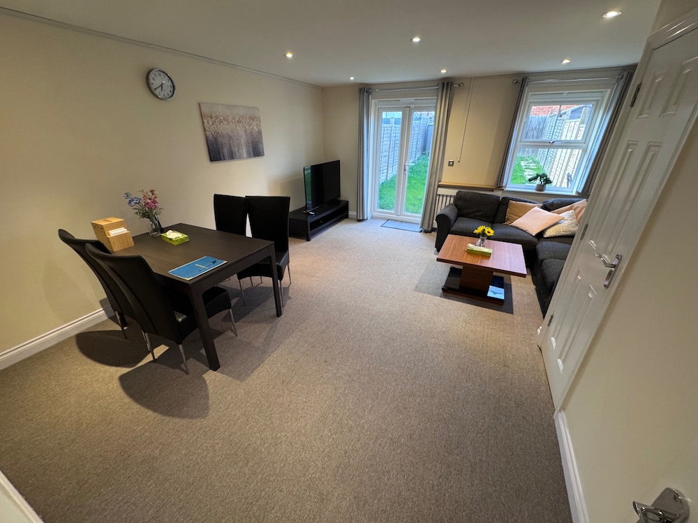 Sleeps8-familyfriendly-freeparking-30mintoheathrow