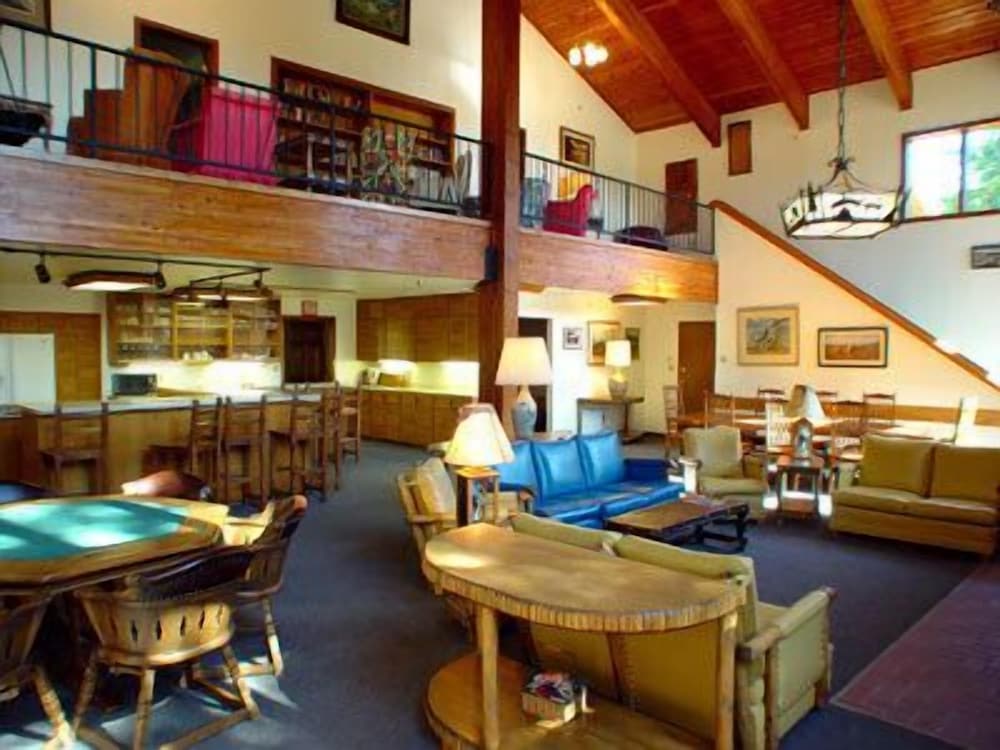 Pahaska Tepee Resort
