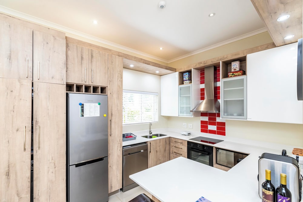 Modern Executive Unit