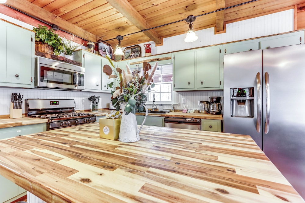 Cozy Ellijay Cabin: Hot Tub, Yard, & Resort Access
