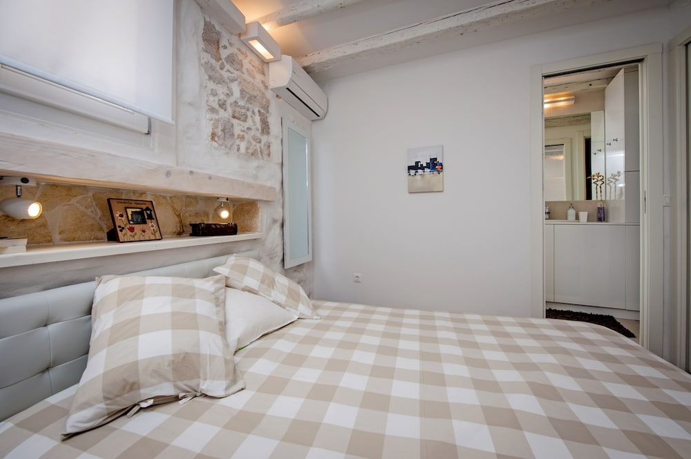 Pisinium Studios view 3