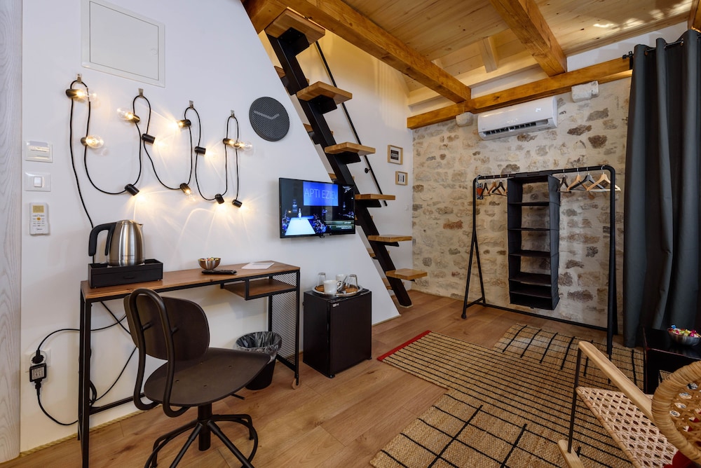 Apartments & Rooms Tiramola