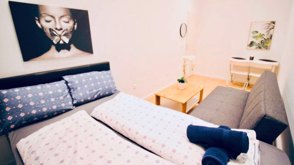Family 5BR Apt Near Augarten Garden