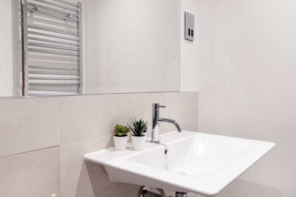 Modern 1BR with Balcony by Soho