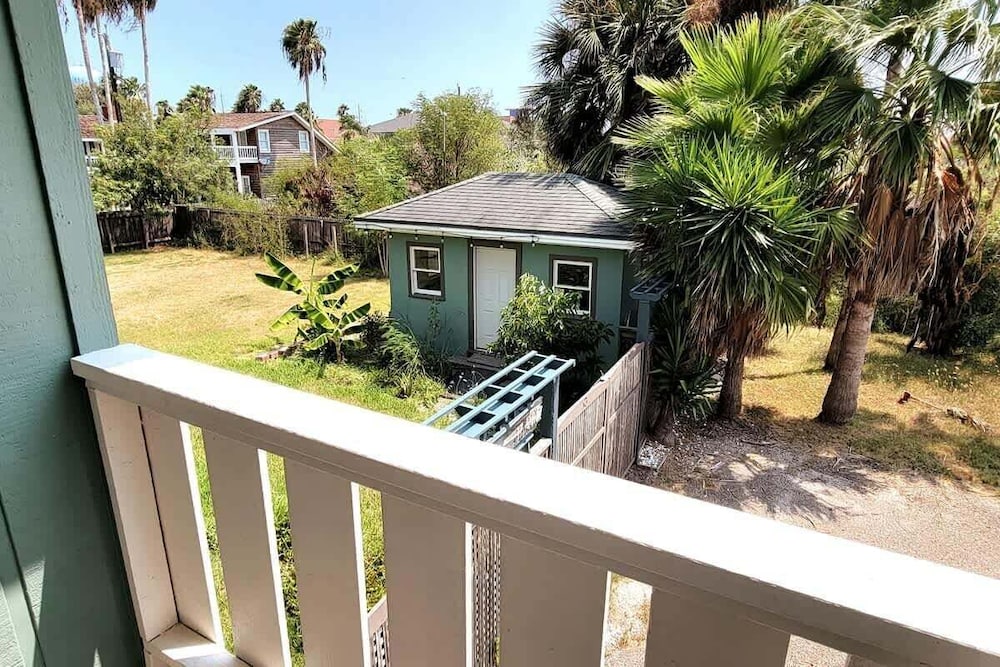 Madre Azul Bay House 3 Bedroom Home