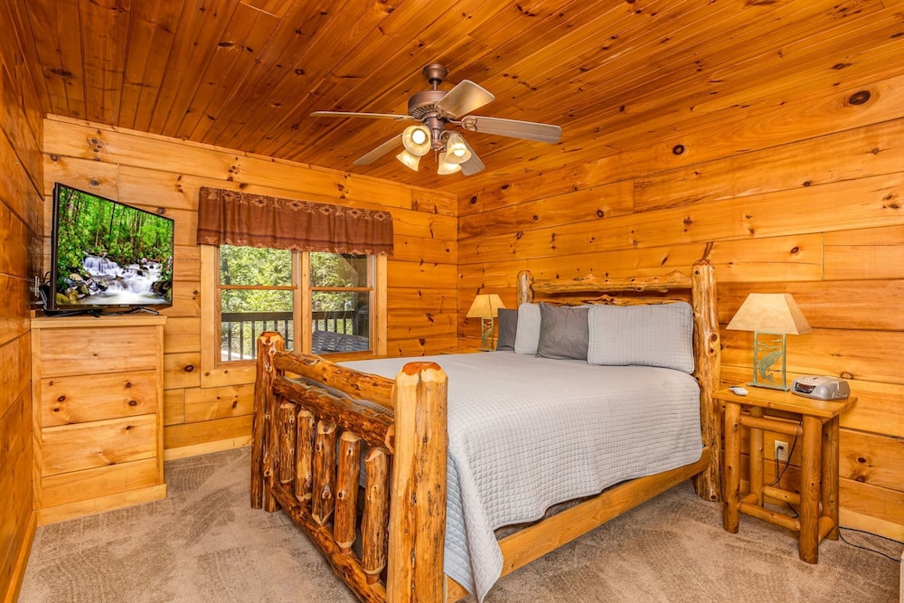 Dog Friendly Secluded Cabin W Hot-tub Sleeps 12