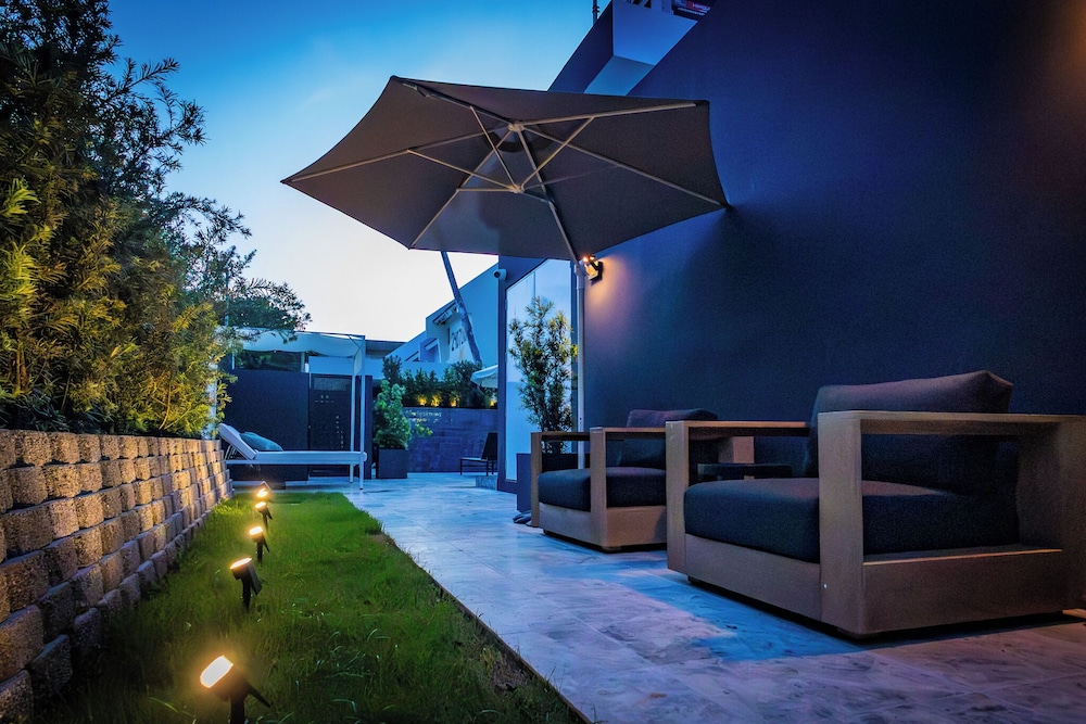 LaDiana QuenRoom Pool ResortVibe NearBch