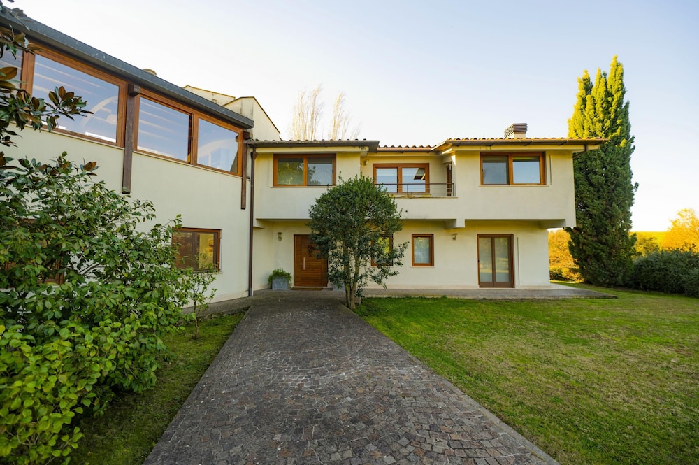 Astonishing Villa With Pool and Garden view 3