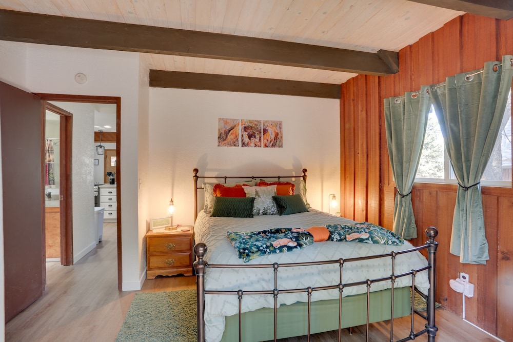 Cabin w/ Deck, Fire Pit & Big Bear Lake Access!