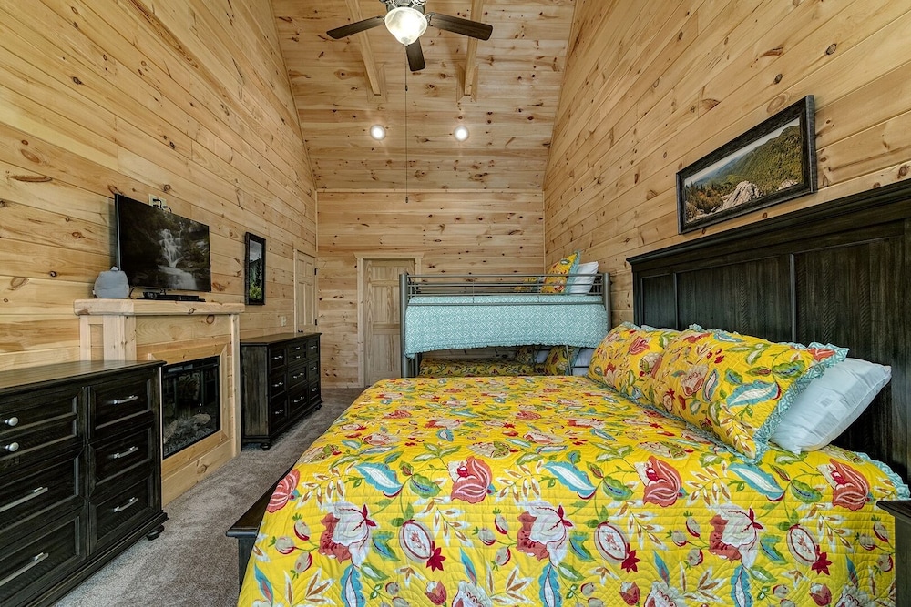 Sunset Vista - 4 Bedrooms, 4 Baths, Sleeps 12 4 Cabin by RedAwning view 4
