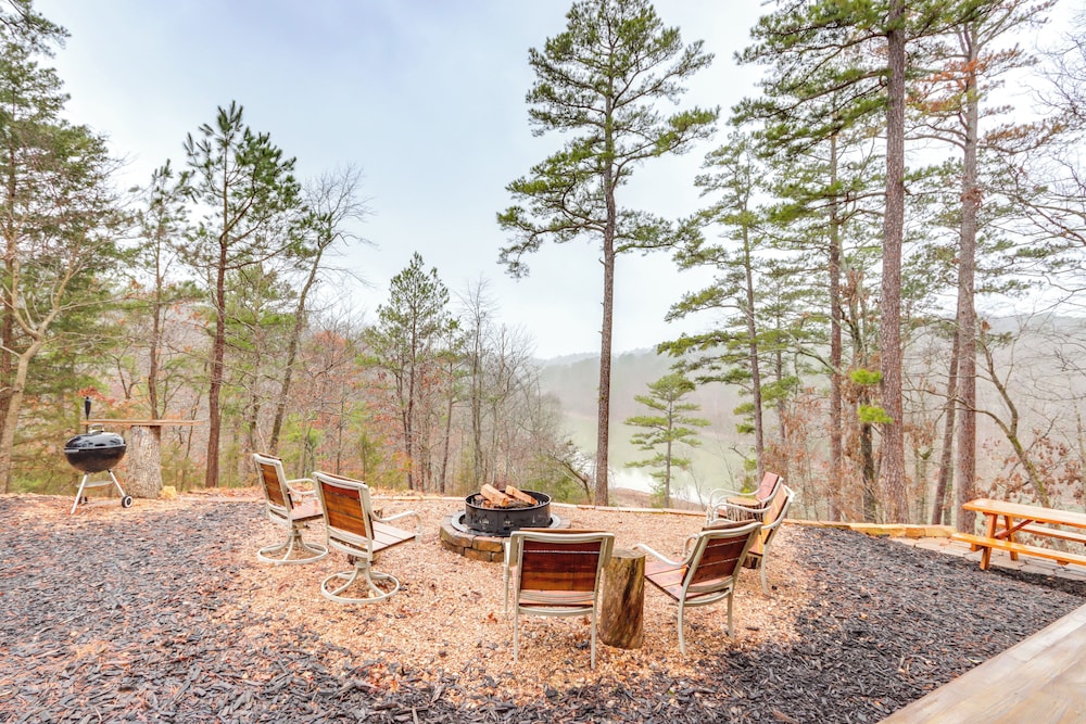 Cabin on Beaver Lake w/ Views & Furnished Deck!