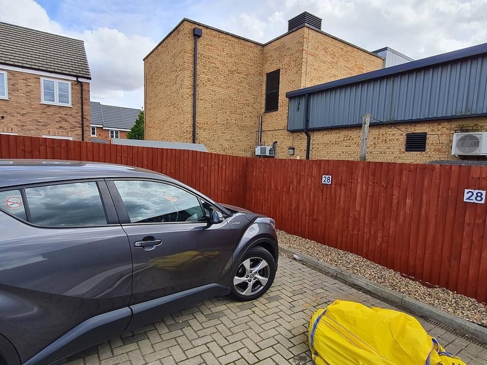 Spacious 3-bed House - Sleeps 8, Garden & Parking