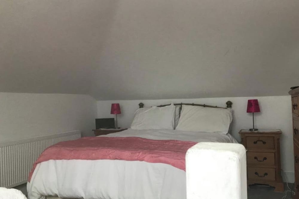 Coastal Hideaway - Sleeps 4 & Free Parking