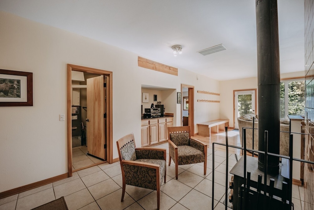 70mbr- Hot Tub - Bbq - Wi-fi - Pets Ok - Sleeps 8 3 Bedroom Home by RedAwning