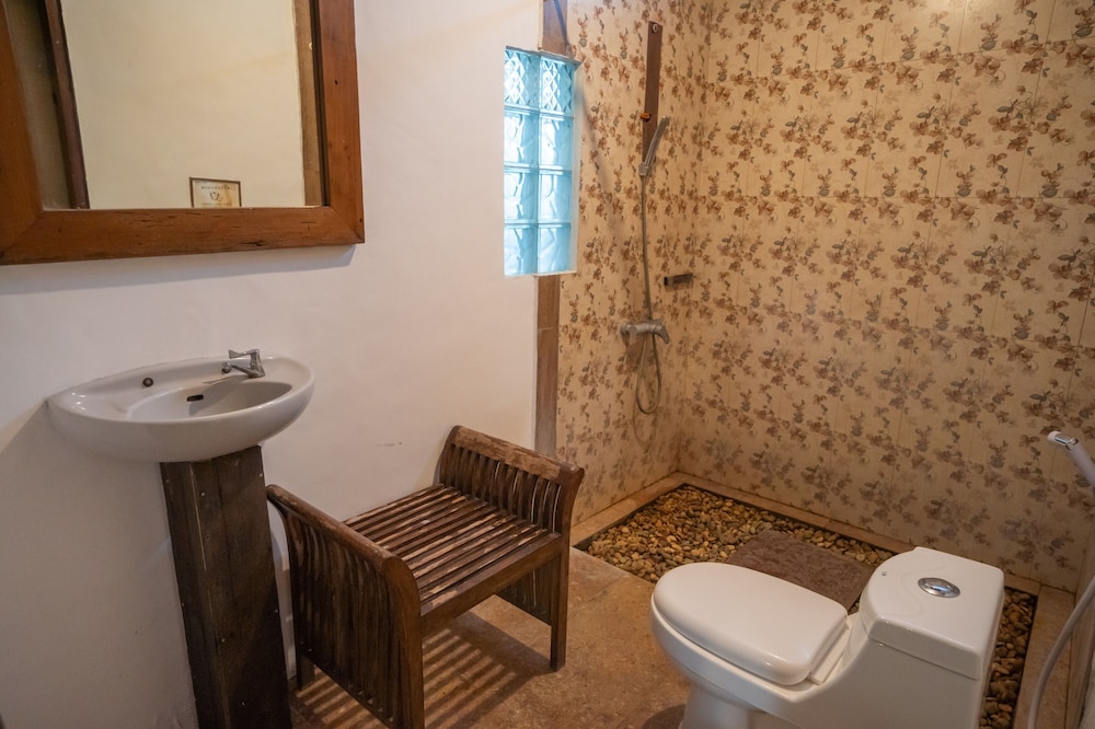 Room-cozy 3-bedroom Lumbung Cabin in Cen