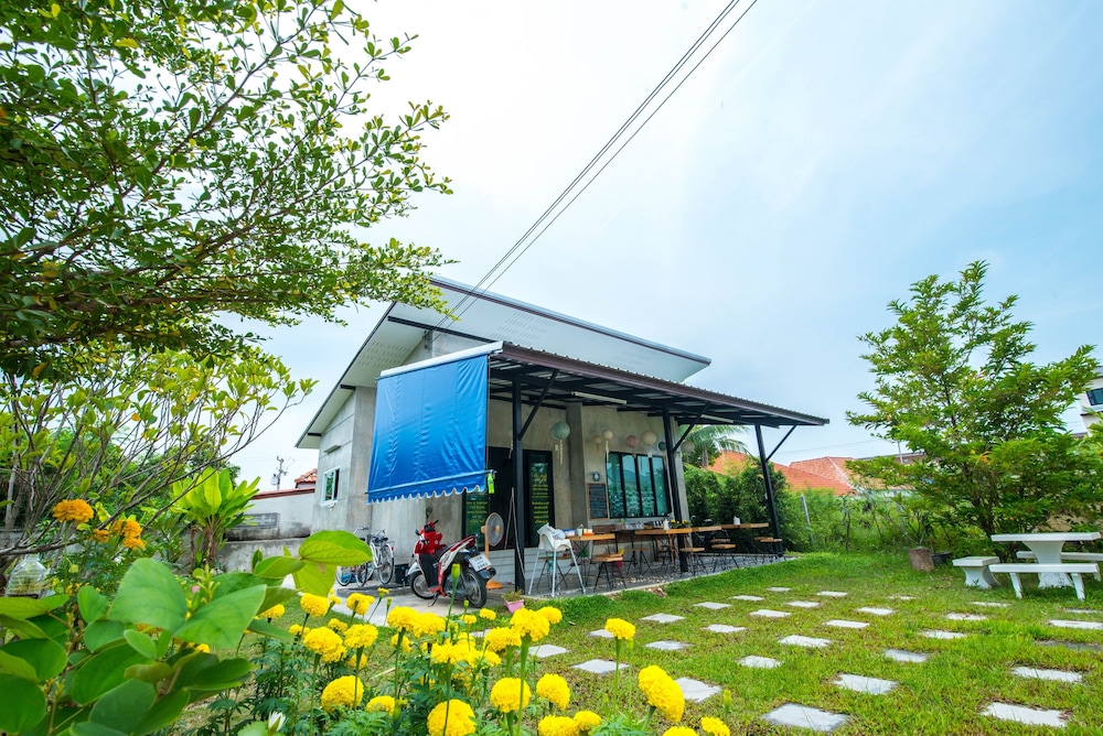 Hotel Sweet Dreams Guest House - Image 1