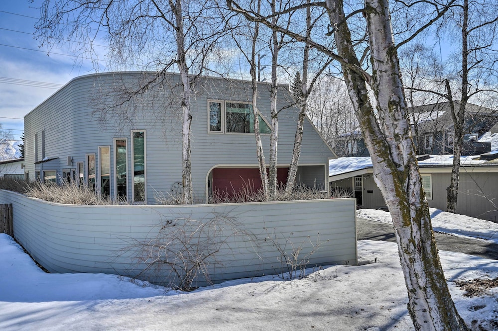 Hotel Cozy Anchorage Retreat - Near Hiking & Dtwn! - Image 1