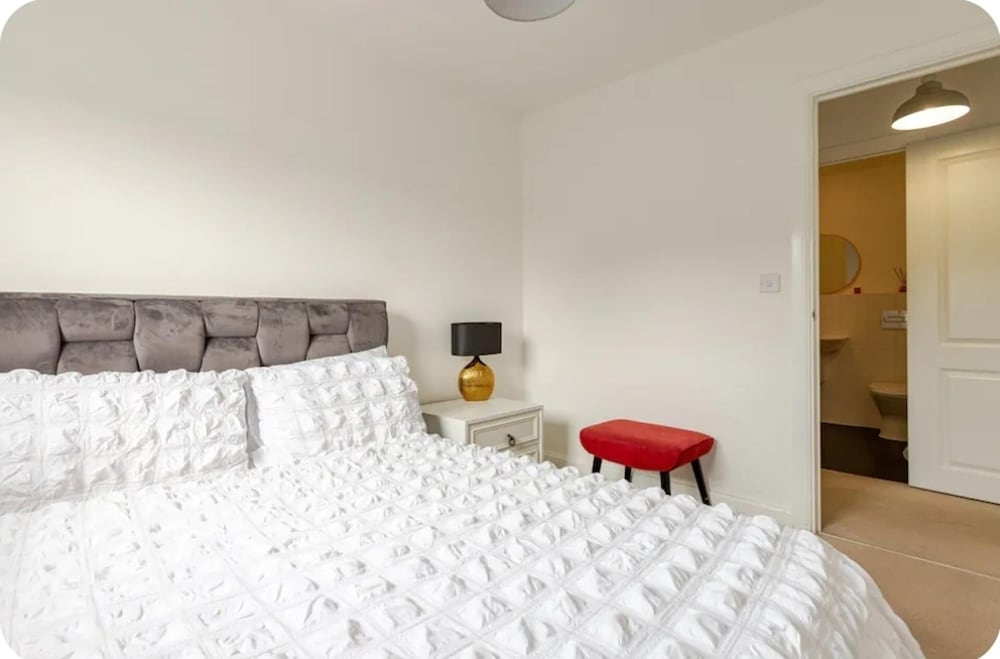 Stunning Modern Apartment in Rochester, England