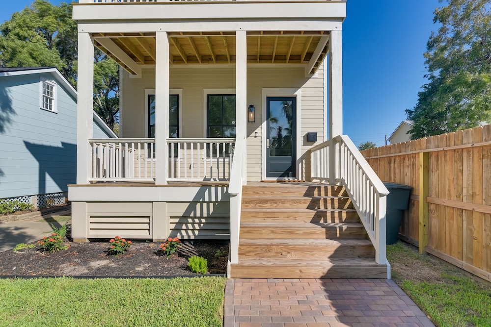 Upscale Home w/ 2 Balconies in Galveston!