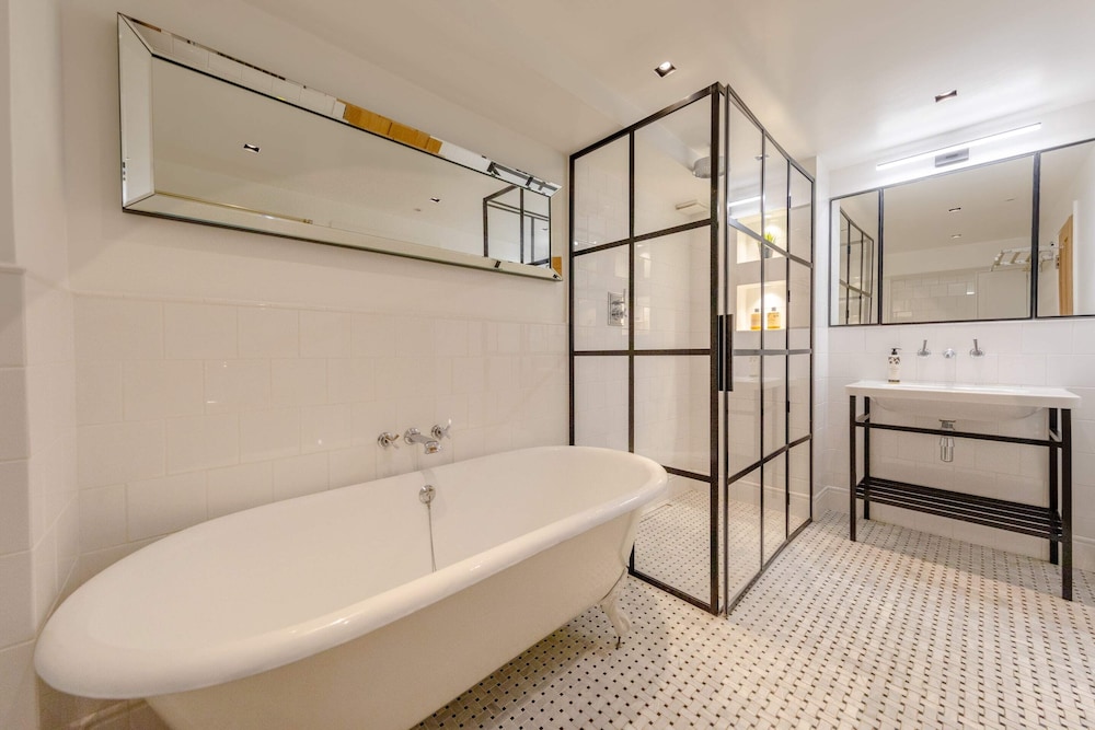 Sleek & Stylish 2BD Flat - Warren Street