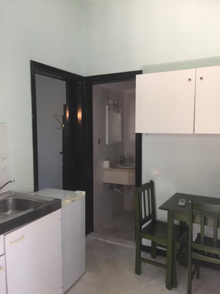 Nikos Apartments