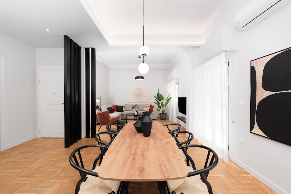 Spacious & Stylish Athens Apartment - Walk To Metro