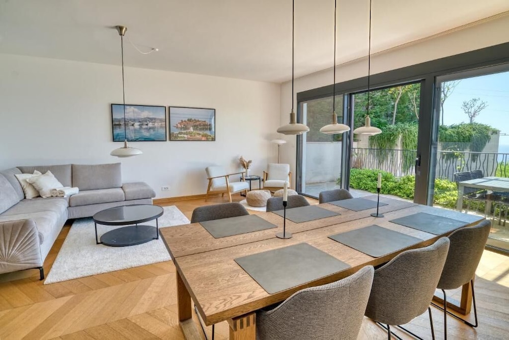 Seaview Hideaway- Premium Apartment