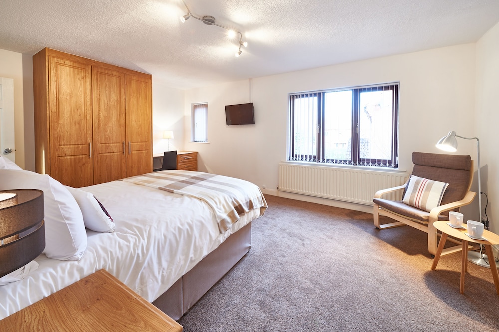 Northleigh House, Furzton, 6 Bedroom/5 Bathroom House