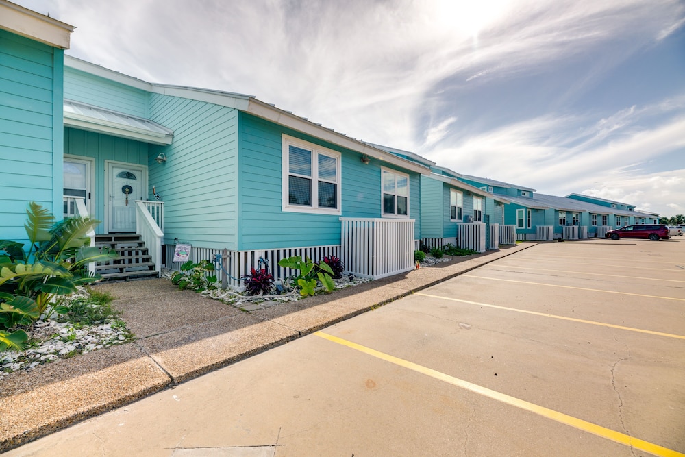 Balcony & Pool Access: Bayfront Rockport Escape! view 5