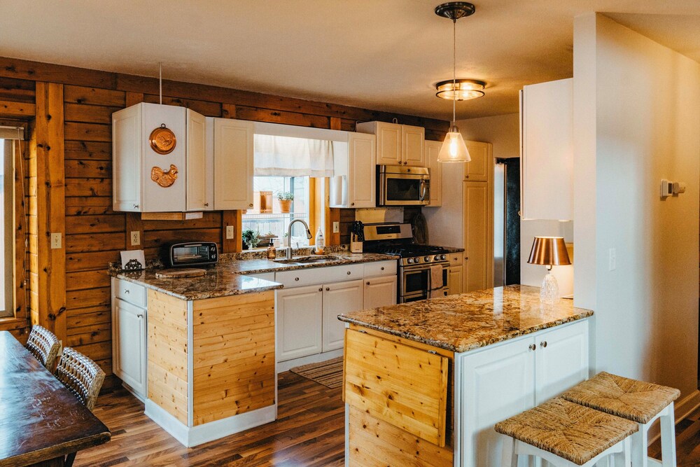 Lakefront Getaway w/ Fire Pit in Akron
