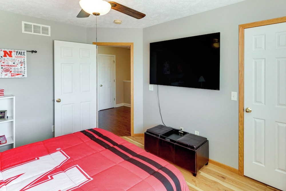 4 Mi to Memorial Stadium: Family Escape in Lincoln