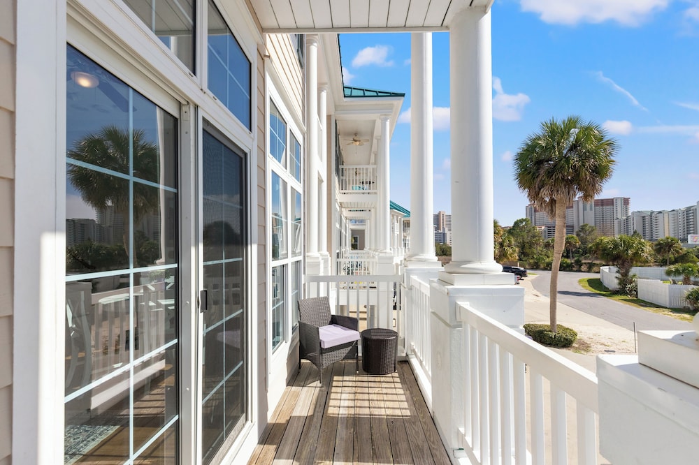 Sailors Cove: 5-bedroom, 4.5 Baths, Sleeps 12! Steps Away From the Beach!