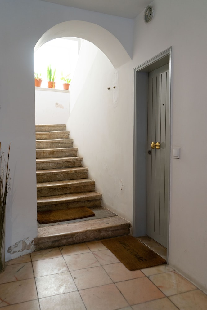 Flores Guest House