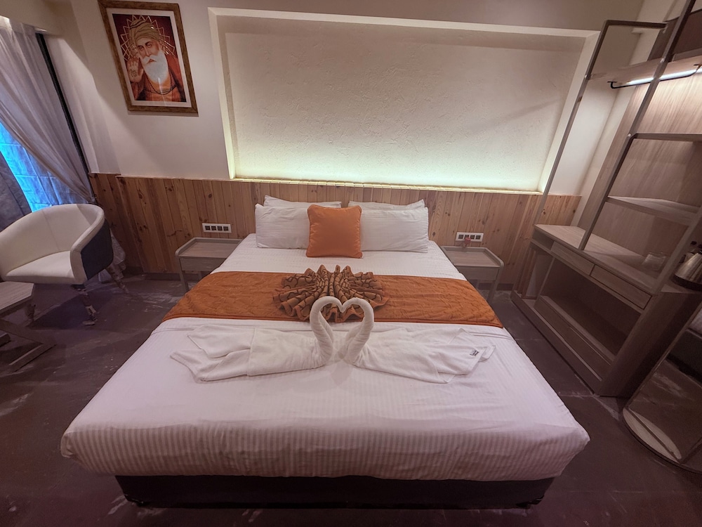 Ikonic Hotel - Bhushi Dam Lonavala