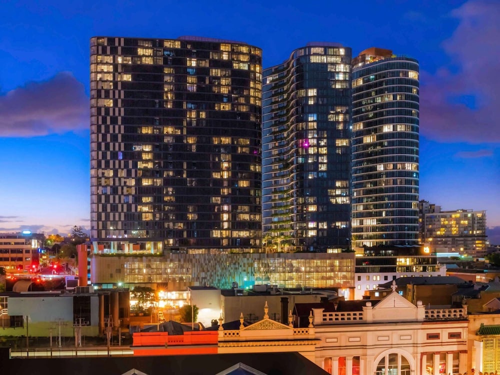 City Escape With Balcony & Resort-style Amenities