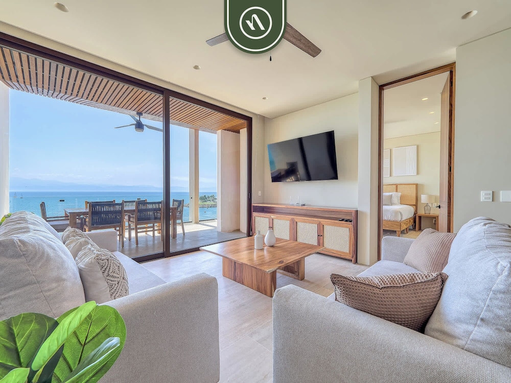 Luxury 4BR Oceanfront Condo - Private Beach - Pool
