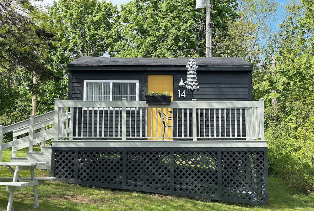 Seascape Motel & Cottages