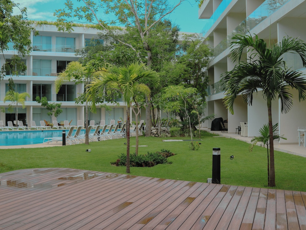 Stylish Playacar Condos w Balcony & Pool